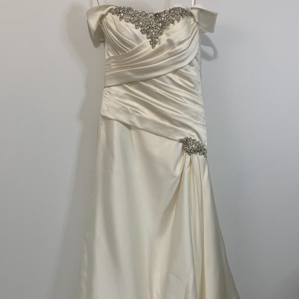 BEAUTIFUL Lace Up Off Shoulder Wedding Dress | Corset Back | A-Line Tulle Gown - Picture 11 of 15